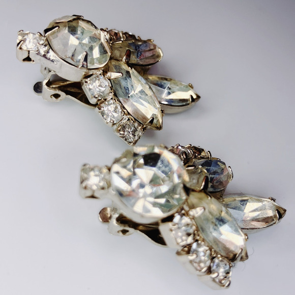 Vintage Mid Century Rhinestone Clip-On Earrings, Glam Prong Set Sparkly Jewelry - Picture 3 of 6
